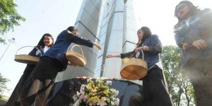 mengenang-12-mei-1998-mahasiswa-trisakti-upacara-tabur-bunga