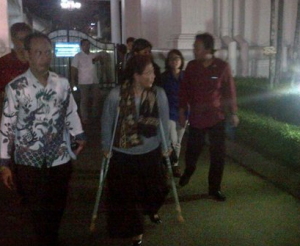 rapat-di-istana-menteri-susi-tertatih-tatih-pakai-alat-bantu-jalan