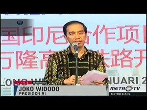 漢字をバックに演説を行うジョコウィ。スハルト時代には考えられなかった光景